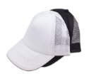 כובע רשת טראקר עם פאנל קדמי חלק להדפסה, גב רשת מאוורר וסגירת פלסטיק מתכווננת בצבע לבן ושחור