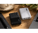 "שני מטענים ניידים דקים בנפח 5000 mAh מבית EVERCHARGE מדגם אלפה בצבעי שחור ולבן, כוללים 4 נוריות חיווי LED ושתי יציאות USB, מונחים על רקע לבן נקי."