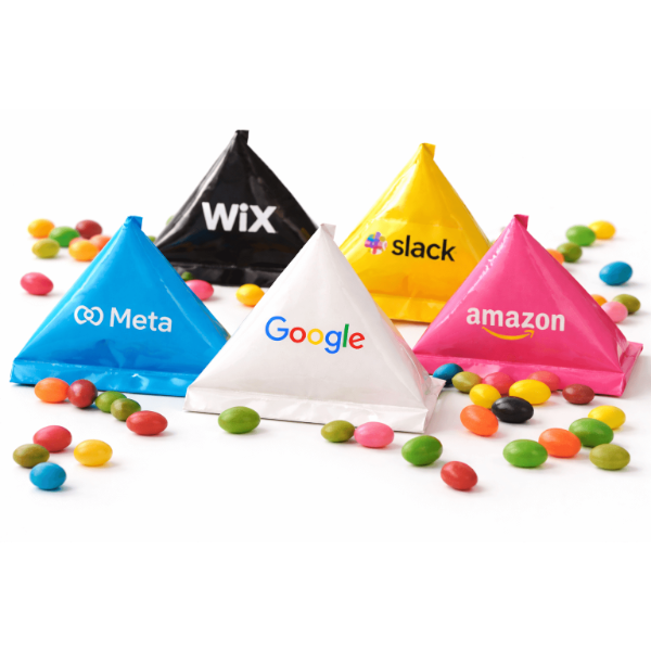 פרמידות מתוקות צבעוניות במילוי ג’לי ועדשים עם מיתוג חברות הייטק כמו Google, Meta, Amazon ו-Slack
