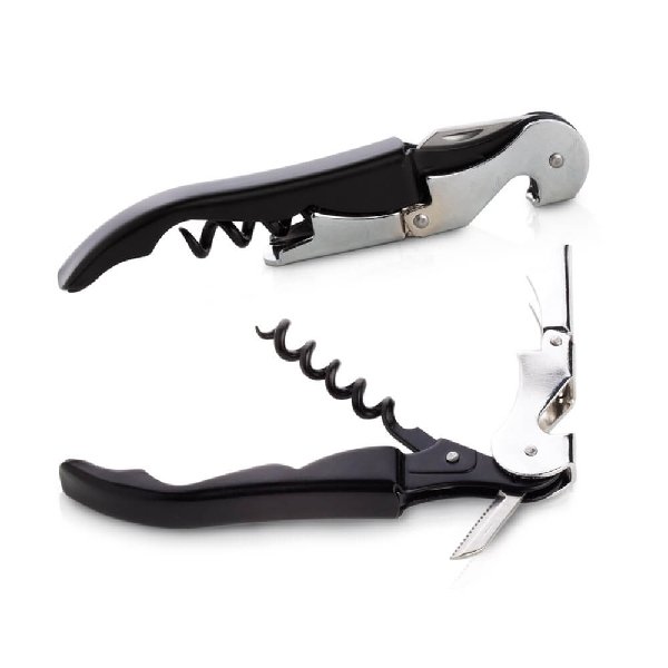 פותחן יין מקצועי ממתכת בצבע שחור וכסוף עם מנגנון דו-שלבי וסכין חיתוך מובנית.