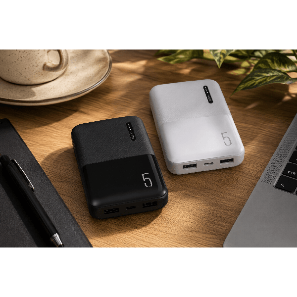 "שני מטענים ניידים דקים בנפח 5000 mAh מבית EVERCHARGE מדגם אלפה בצבעי שחור ולבן, כוללים 4 נוריות חיווי LED ושתי יציאות USB, מונחים על רקע לבן נקי."