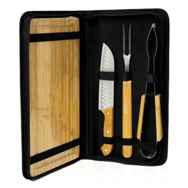 ערכת כלים מקצועית לברביקיו הכוללת סכין, מזלג גריל, מלקחיים ומשטח במבוק בתוך תיק נשיאה שחור